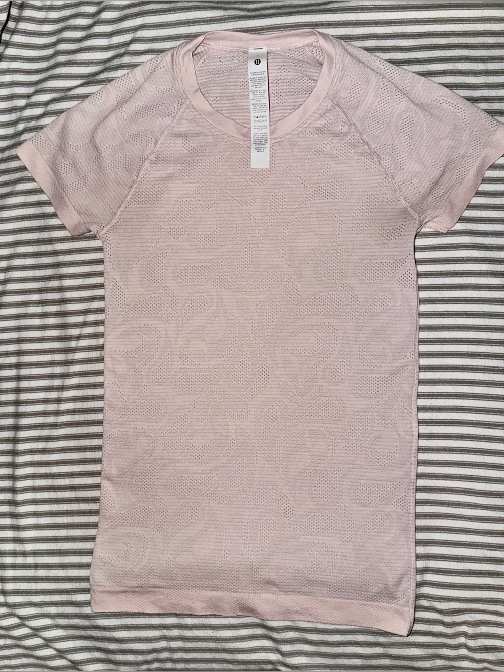 Lululemonw Swiftly Tech Short Sleeve Paisley
hip length Light Pink Tee size 4